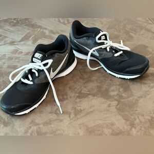 Nike Black and White Athletic Training Sneakers / Size 7.5